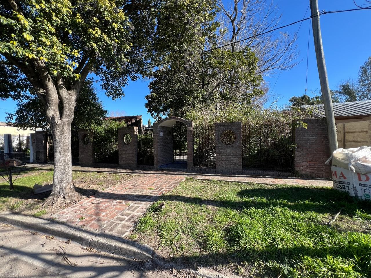 Casa 135 entre 56 y 57 U$S 150000